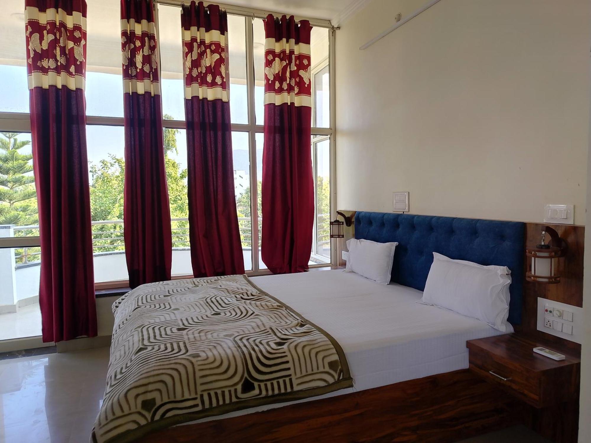 Hotel Divine Palace พุชการ์ ภายนอก รูปภาพ