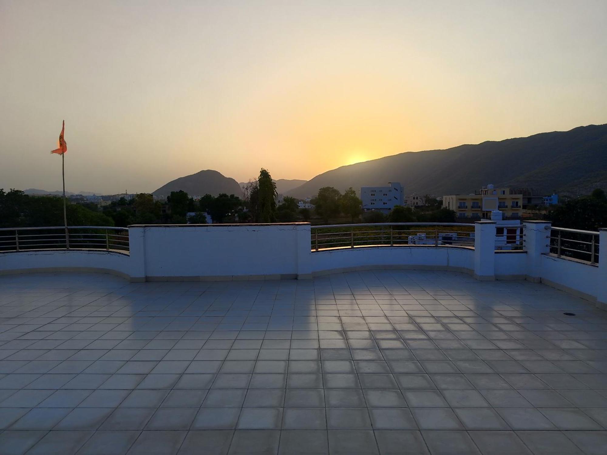 Hotel Divine Palace พุชการ์ ภายนอก รูปภาพ